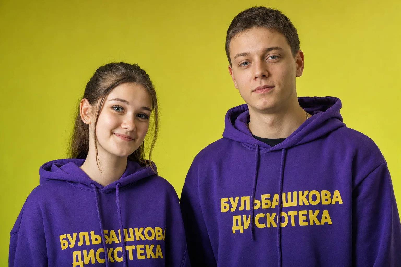 Студійний кадр із двома молодими людьми приблизно 17–22…
