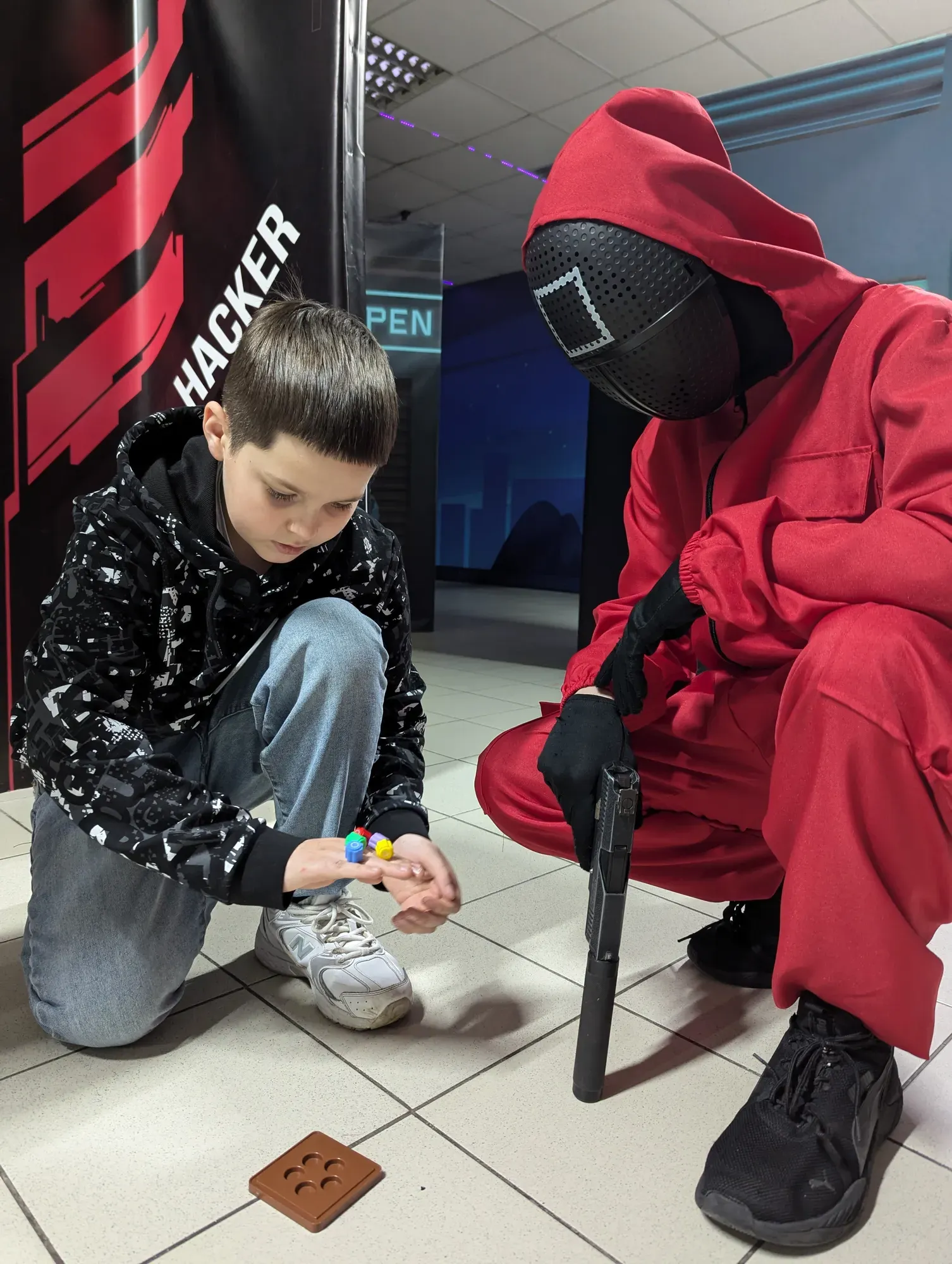 Інструктор у червоному костюмі грає з дитиною